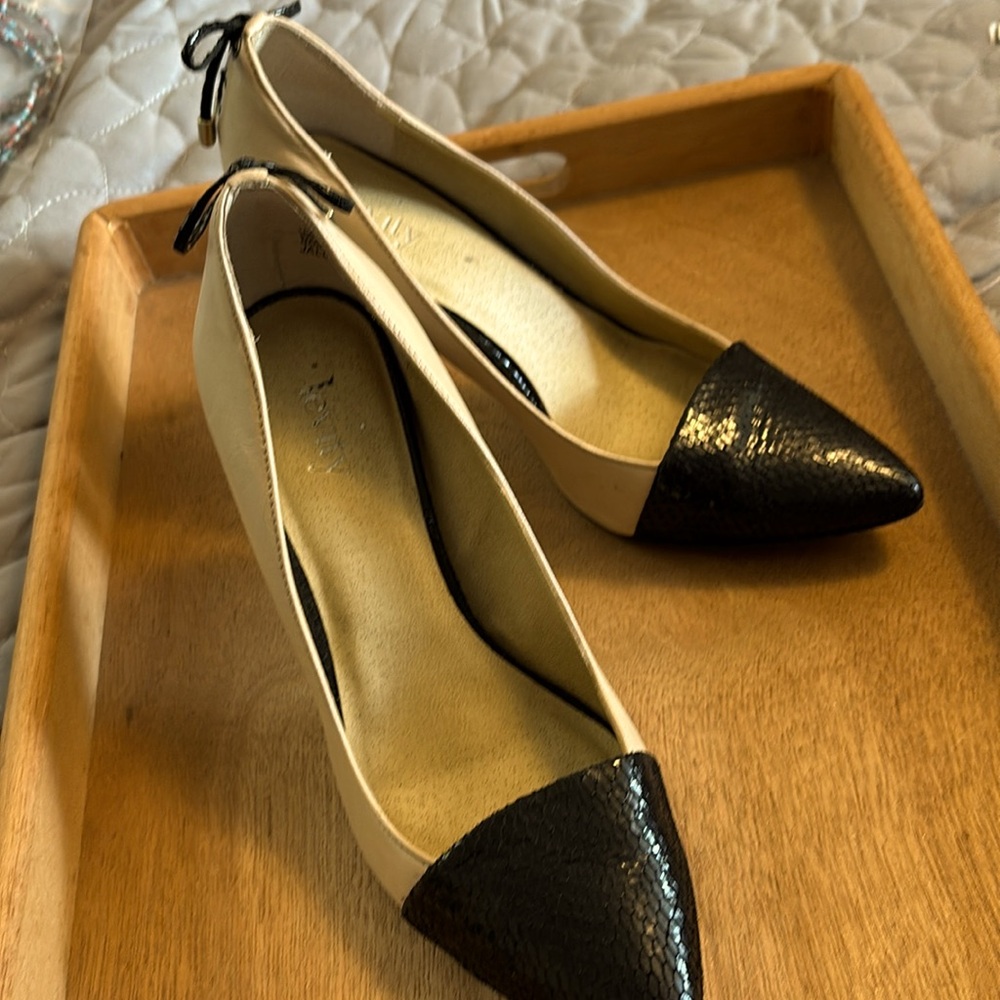 Levity Two tone leather high heels with bows sz 6.5.
